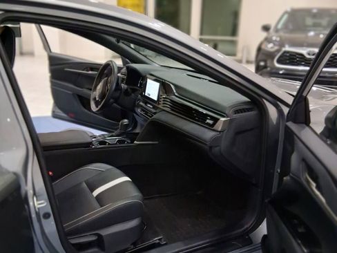 Used 2025 Toyota Camry SE w/ Convenience Package image 20