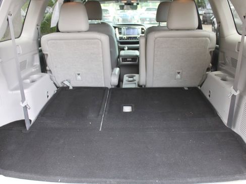 Used 2019 Toyota Highlander Limited Platinum FWD image 10