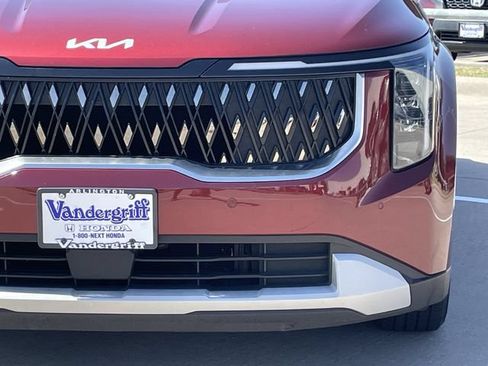 Used 2025 Kia Carnival FWD image 7