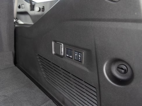 Used 2024 GMC Yukon XL SLT image 25