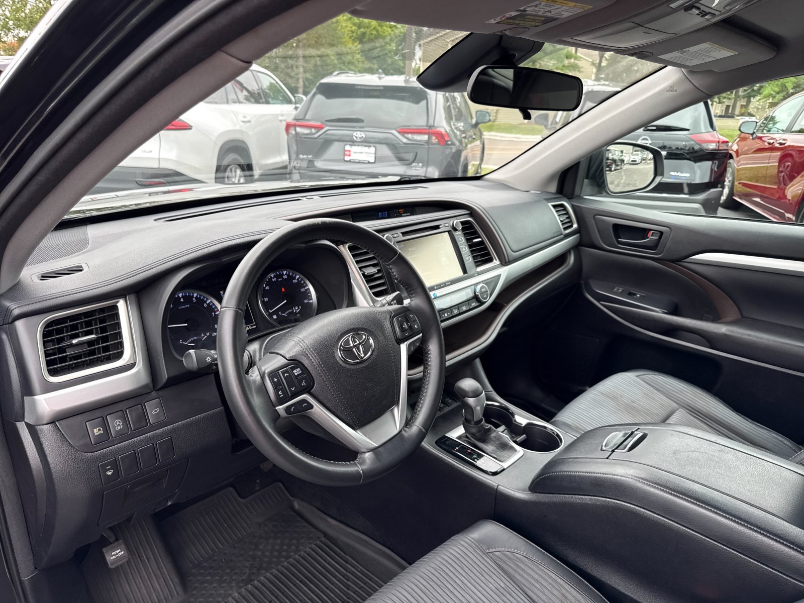 Used 2017 Toyota Highlander Plus AWD/4WD image 10