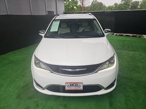 Used 2017 Chrysler Pacifica Limited FWD image 11