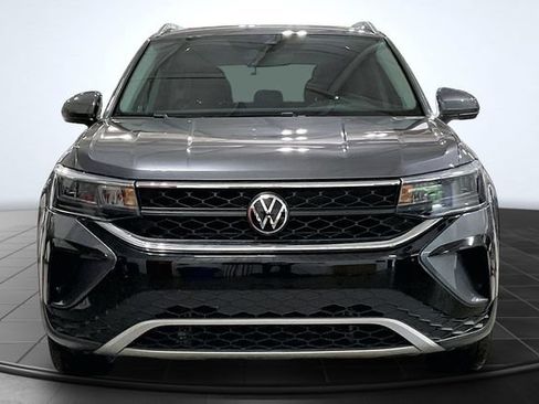 Used 2023 Volkswagen Taos SE w/ Panoramic Sunroof Package FWD image 3
