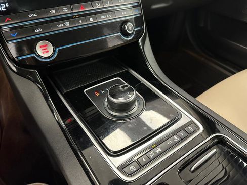 Used 2018 Jaguar XE Premium image 47