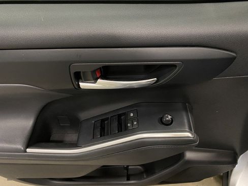 Used 2022 Toyota Highlander XLE AWD/4WD image 33