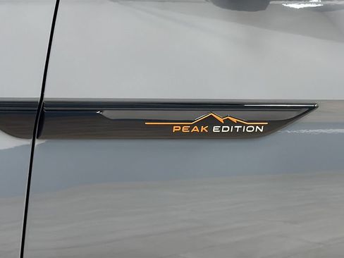 Used 2025 Volkswagen Atlas Peak Edition SE AWD/4WD image 42