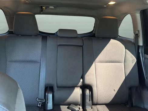 Used 2019 Toyota Highlander LE FWD image 15