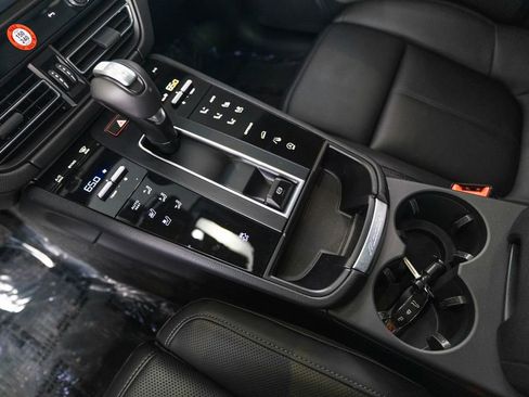 Certified 2026 Porsche Macan AWD/4WD image 24