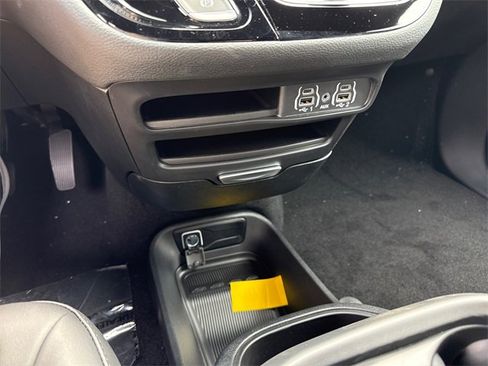 New 2025 Chrysler Pacifica Select image 23