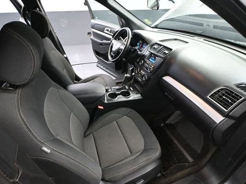 Used 2017 Ford Explorer XLT AWD/4WD image 47