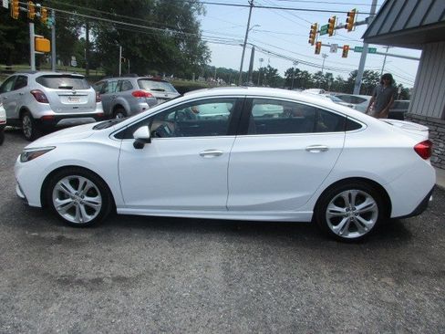 Used 2018 Chevrolet Cruze Premier FWD image 5