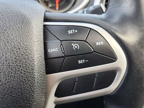 Used 2018 Jeep Cherokee Latitude Plus w/ Comfort/Convenience Group AWD/4WD image 23