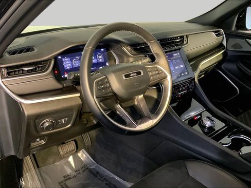 Used 2022 Jeep Grand Cherokee Altitude AWD/4WD image 18