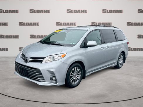 Used 2020 Toyota Sienna XLE w/ Carpet Mat Package image 1