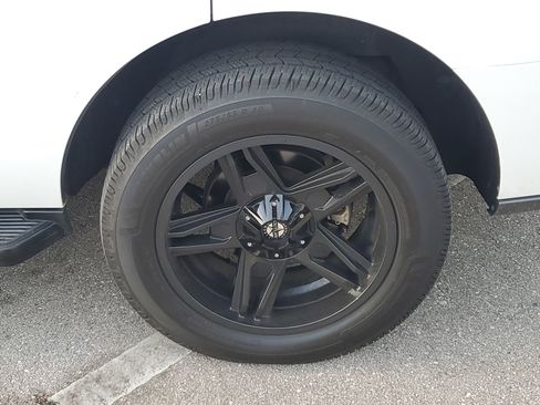 Used 2019 Ford Expedition XLT image 11