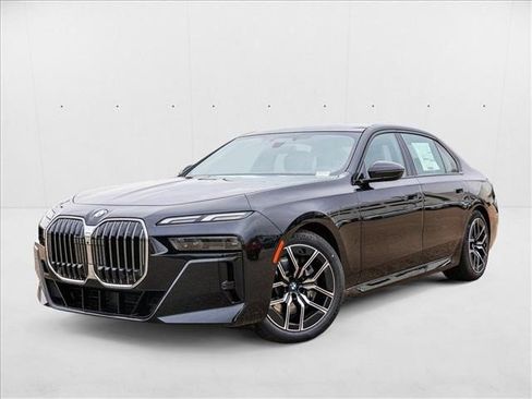 Used 2025 BMW 740i xDrive image 1