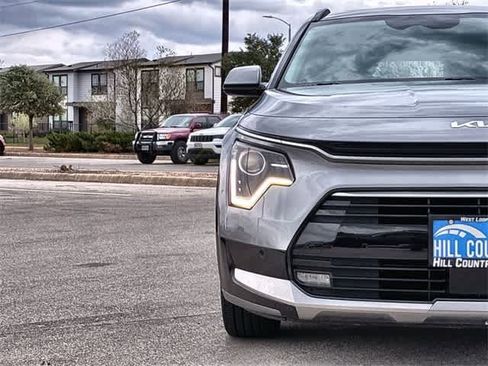 Used 2023 Kia Niro SX image 10