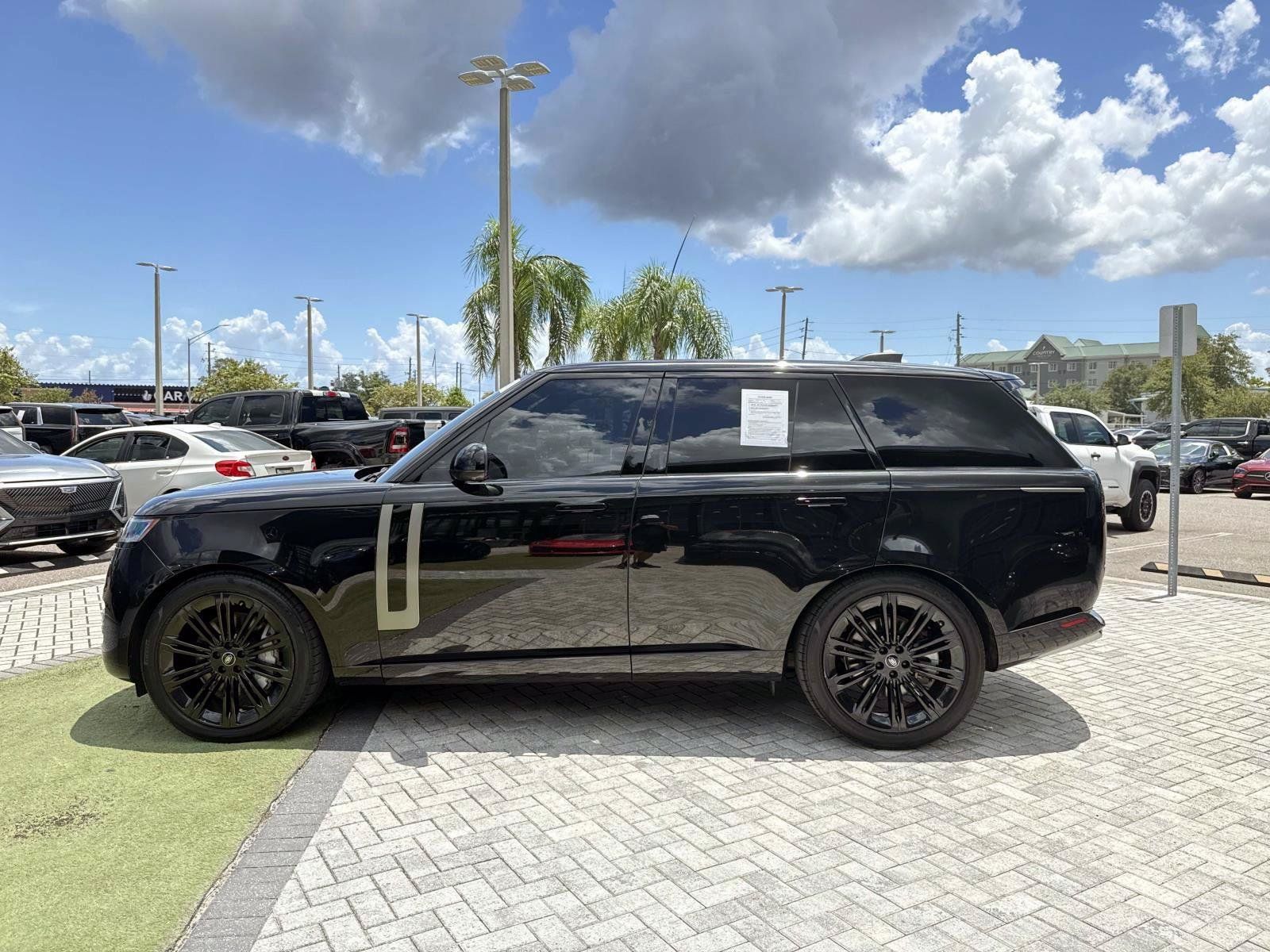 Used 2023 Land Rover Range Rover SE AWD/4WD image 3