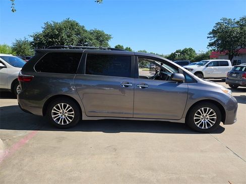 Used 2020 Toyota Sienna XLE image 7