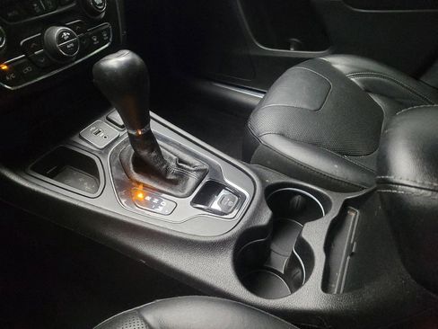 Used 2019 Jeep Cherokee Limited FWD image 26