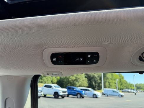 Used 2023 Chrysler Pacifica Limited FWD image 26