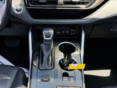 Used 2021 Toyota Highlander XLE FWD image 21