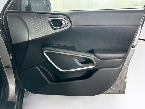Used 2025 Kia Soul LX w/ LX Technology Package FWD image 30
