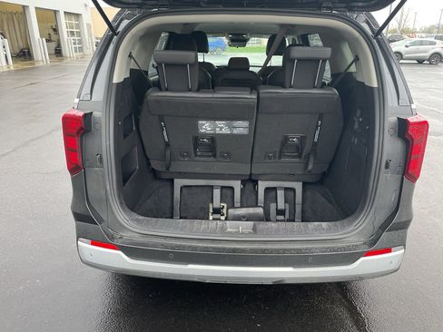 Used 2025 Kia Carnival FWD image 9