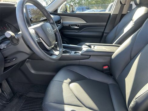 Used 2024 Toyota Grand Highlander XLE image 11