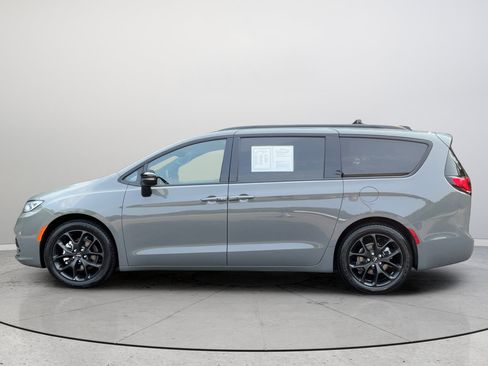Used 2025 Chrysler Pacifica Limited FWD image 10