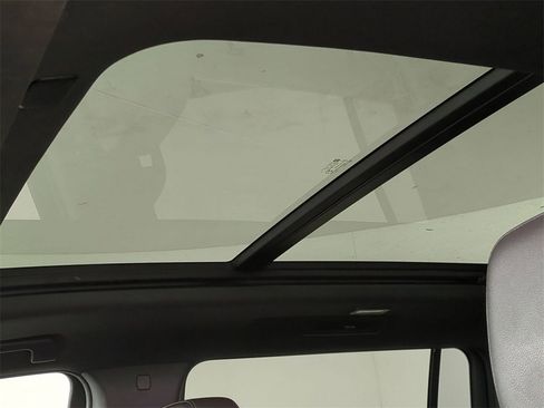 Used 2022 Chevrolet Suburban LT w/ Luxury Package image 19