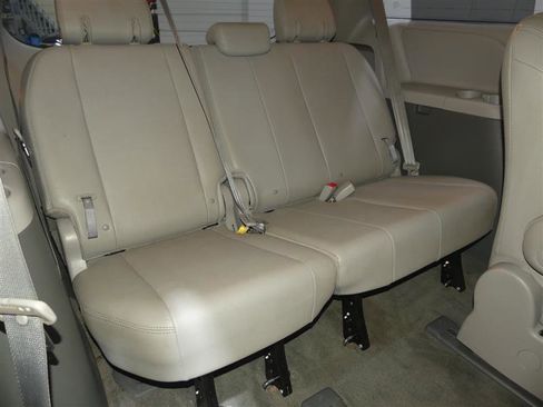 Used 2018 Toyota Sienna XLE Premium w/ Cargo Management Package image 27