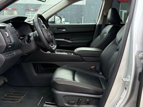 Used 2024 Nissan Pathfinder SL w/ Black Appearance Package image 5