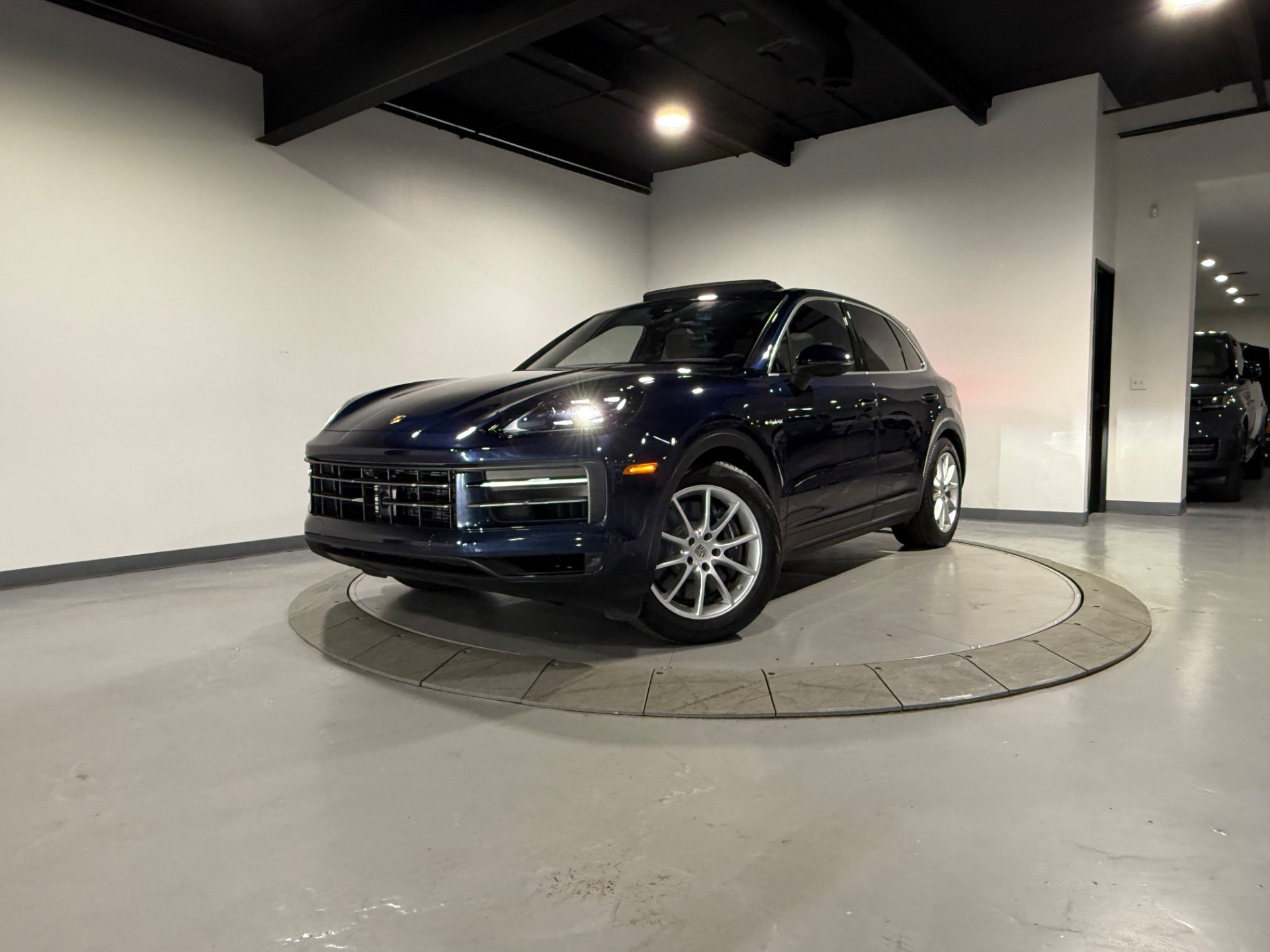 Used 2024 Porsche Cayenne AWD/4WD image 3