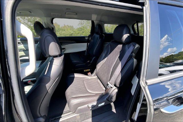 Used 2022 Kia Carnival LX FWD image 24