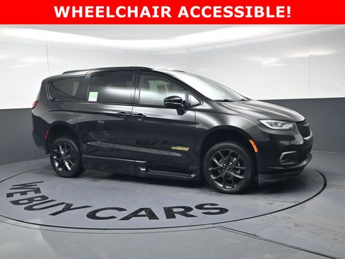 Used 2022 Chrysler Pacifica Touring-L w/ S Appearance Package image 2