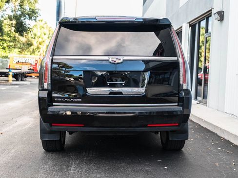 Used 2018 Cadillac Escalade Platinum RWD image 7