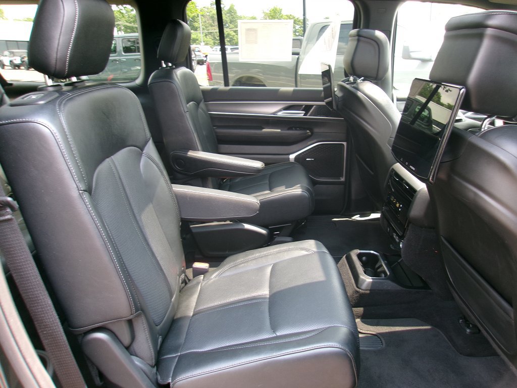 Used 2024 Jeep Wagoneer L Series II AWD/4WD image 10