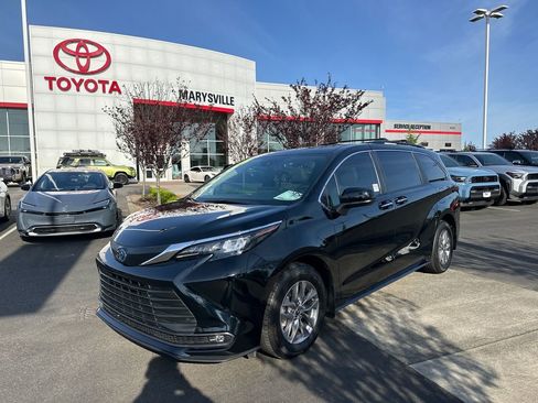 Used 2025 Toyota Sienna XLE w/ XLE Plus Package AWD/4WD image 1