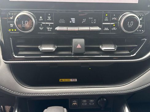 Used 2024 Toyota Highlander Platinum FWD image 16
