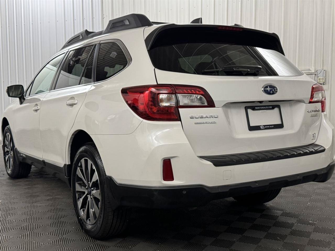 Used 2017 Subaru Outback 2.5i Limited AWD/4WD image 3