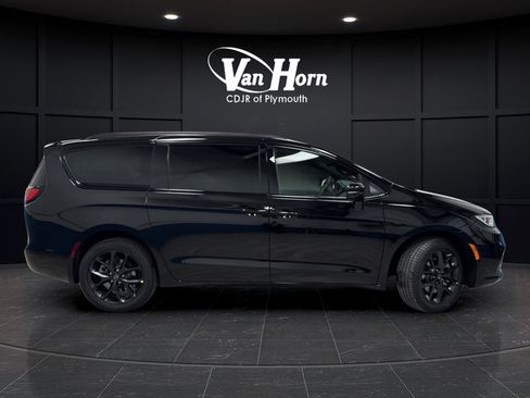 New 2026 Chrysler Pacifica Select AWD/4WD image 2
