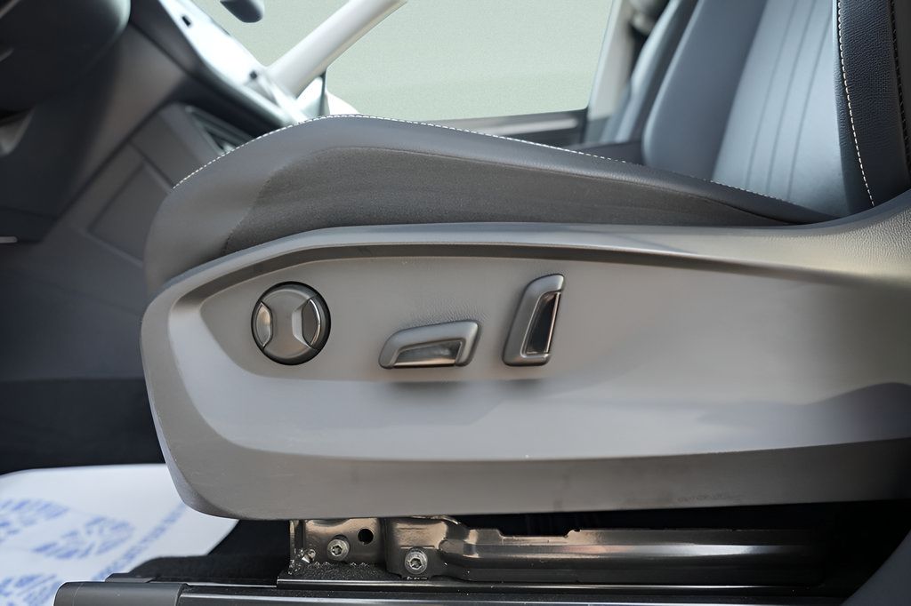 Used 2023 Volkswagen Tiguan SE w/ Panoramic Sunroof Package FWD image 23
