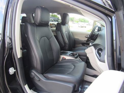 Used 2024 Chrysler Pacifica Touring-L image 22