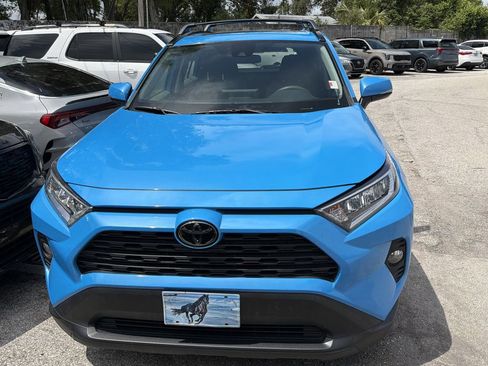 Used 2021 Toyota RAV4 XLE w/ Convenience Package FWD image 2