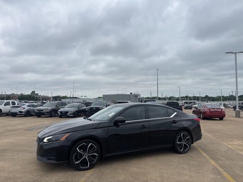 Certified 2023 Nissan Altima 2.5 SR w/ SR Premium Package FWD image 10