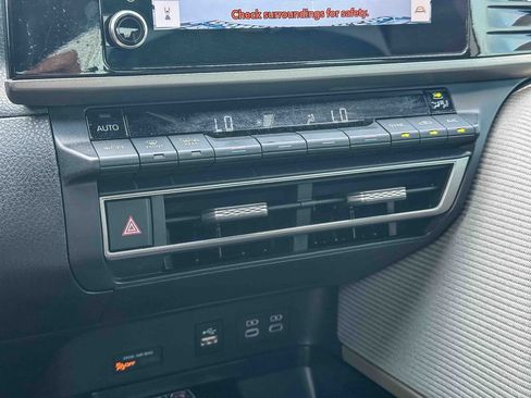 Used 2025 Toyota Camry SE w/ Convenience Package FWD image 31