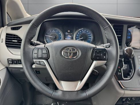 Used 2017 Toyota Sienna XLE Premium AWD/4WD image 13