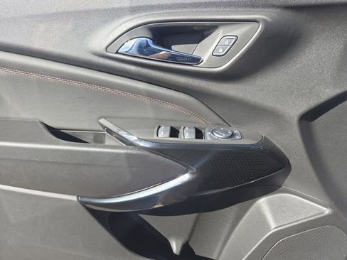 Used 2025 Chevrolet Trax RS w/ Sunroof Package image 24