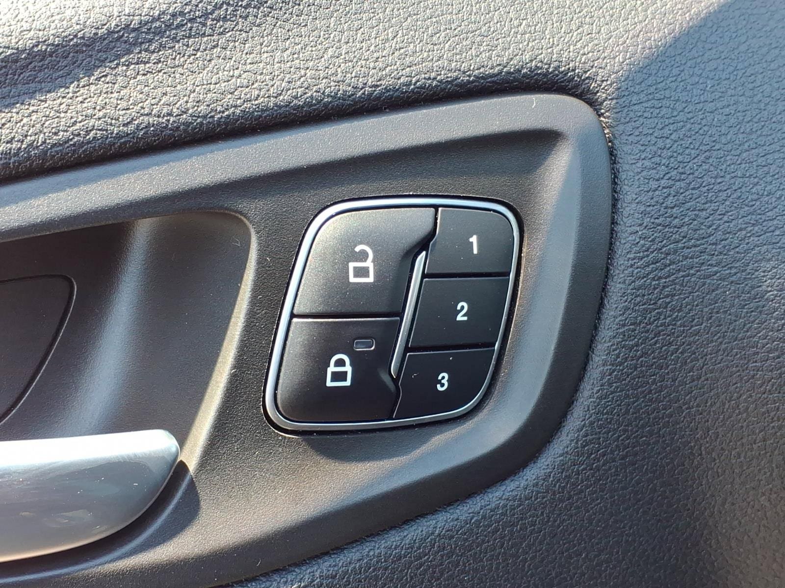 Used 2019 Ford Escape Titanium AWD/4WD image 9